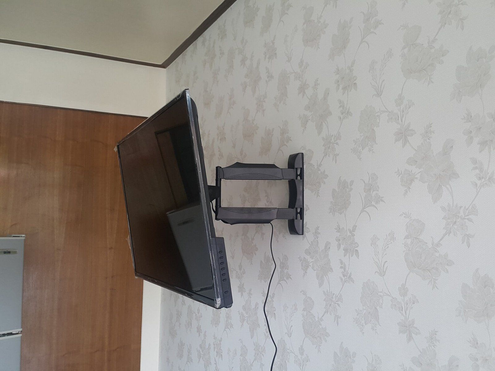 花紋壁紙牆面安裝旋臂式電視壁掛架